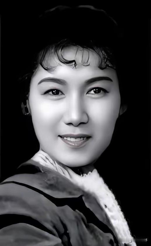 快88岁的齐白石，使出不知哪来的力气，一把将25岁的新凤霞，拉进一间小屋子。​