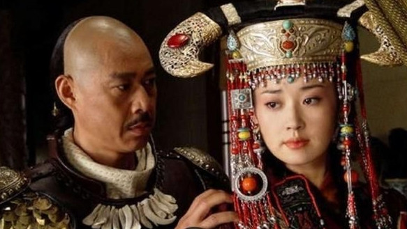 1635年，蒙古太后娜木钟归降后金。皇太极劝代善：“你就把娶了吧！”代善却嗤之以