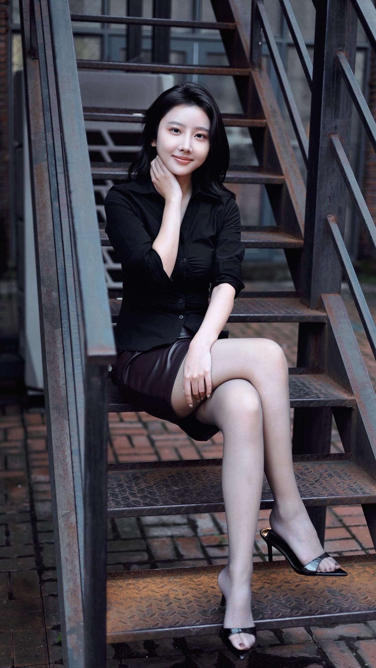 什么样的身材美到犯规?旧楼梯藏着松弛氛围感，一身简约黑调，把温柔与清冷揉在晚风里
