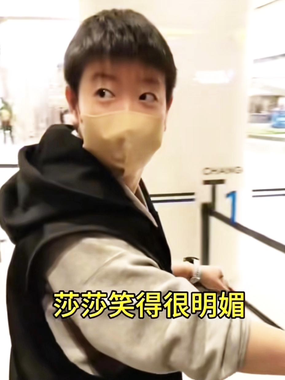 国乒安全到达新加坡，莎莎微笑回应球迷这回眸一笑真是迷倒一片。国乒安全到达