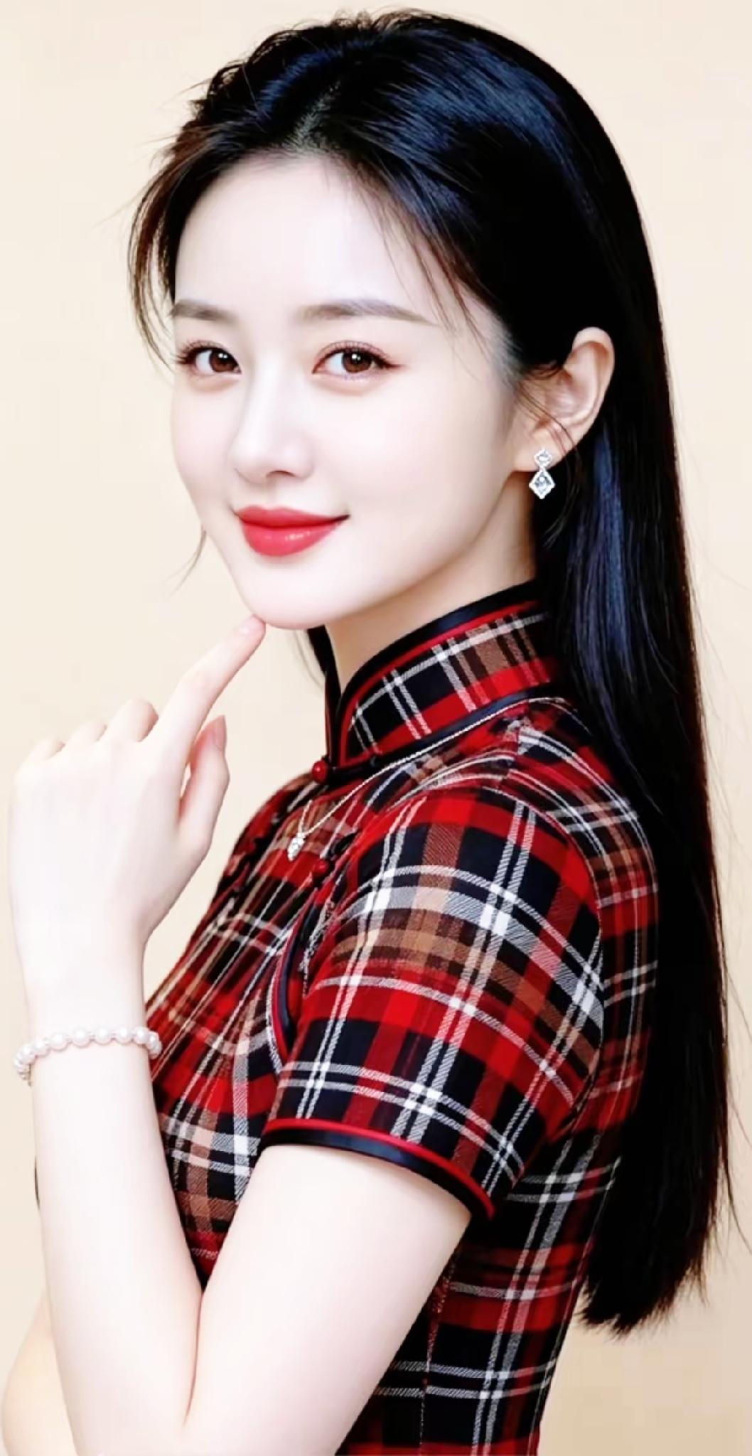 这位美女穿着格子旗袍，好漂亮！