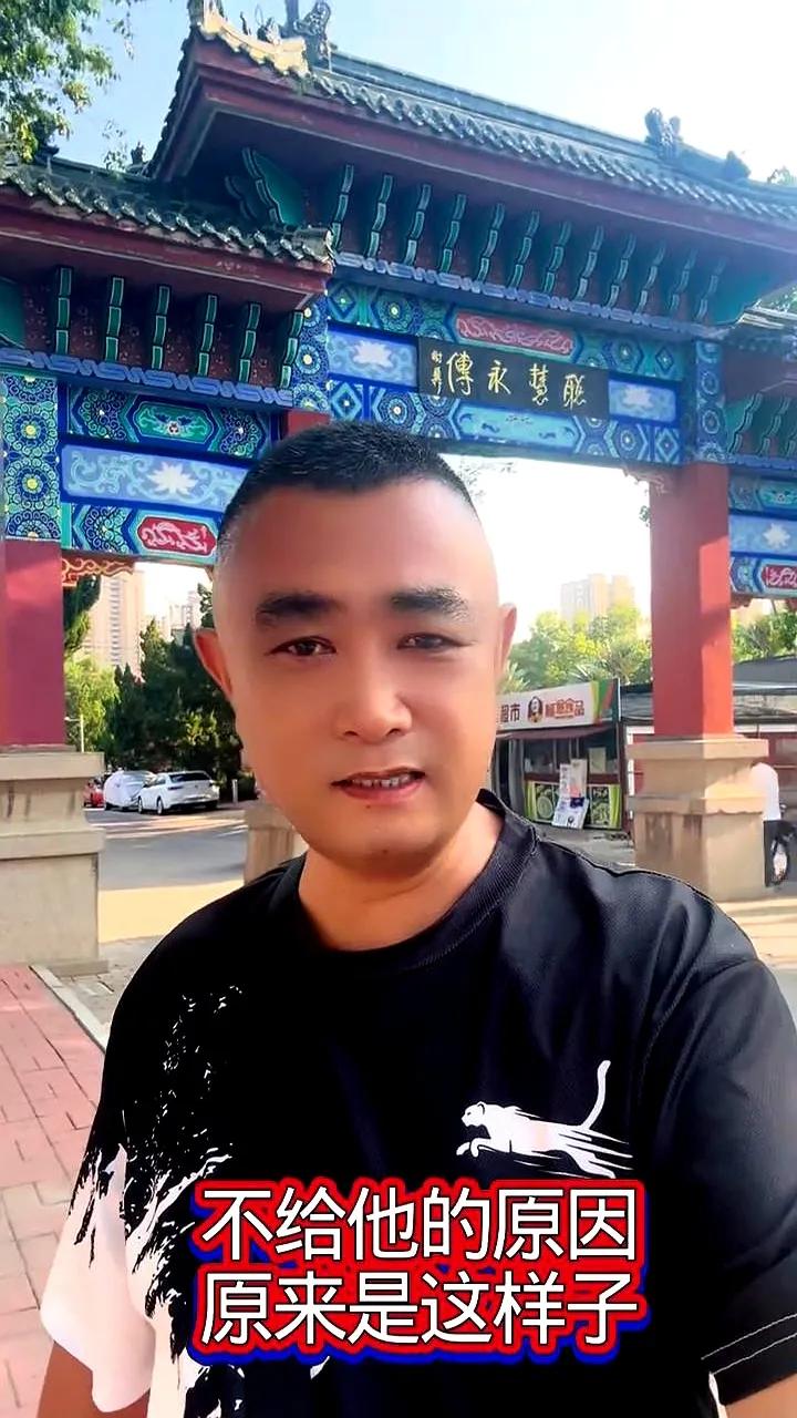 周茂强在大衣哥村里蹲了十来天了，风餐露宿，硬是没等到朱之文开门见上一面。连一
