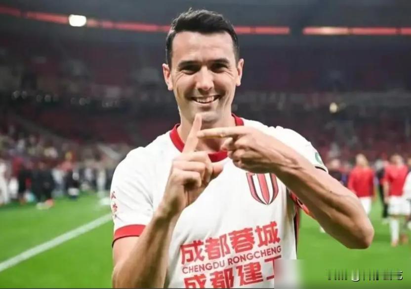 成都蓉城这波操作，简直是足坛画饼天花板！一边对外喊着没放弃核心周定洋，一边拿