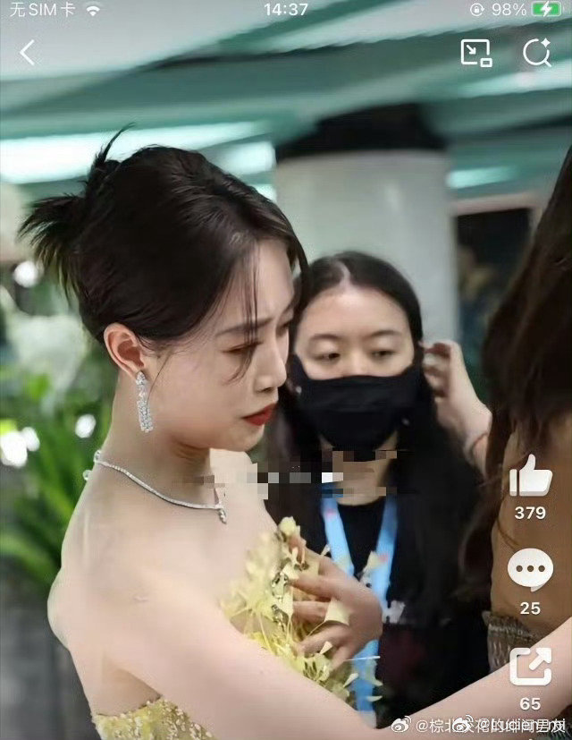 蓝盈莹的礼服勾到了曾黎的高定曾黎表情感觉都快压不住了，要赔很多钱吧…​​​