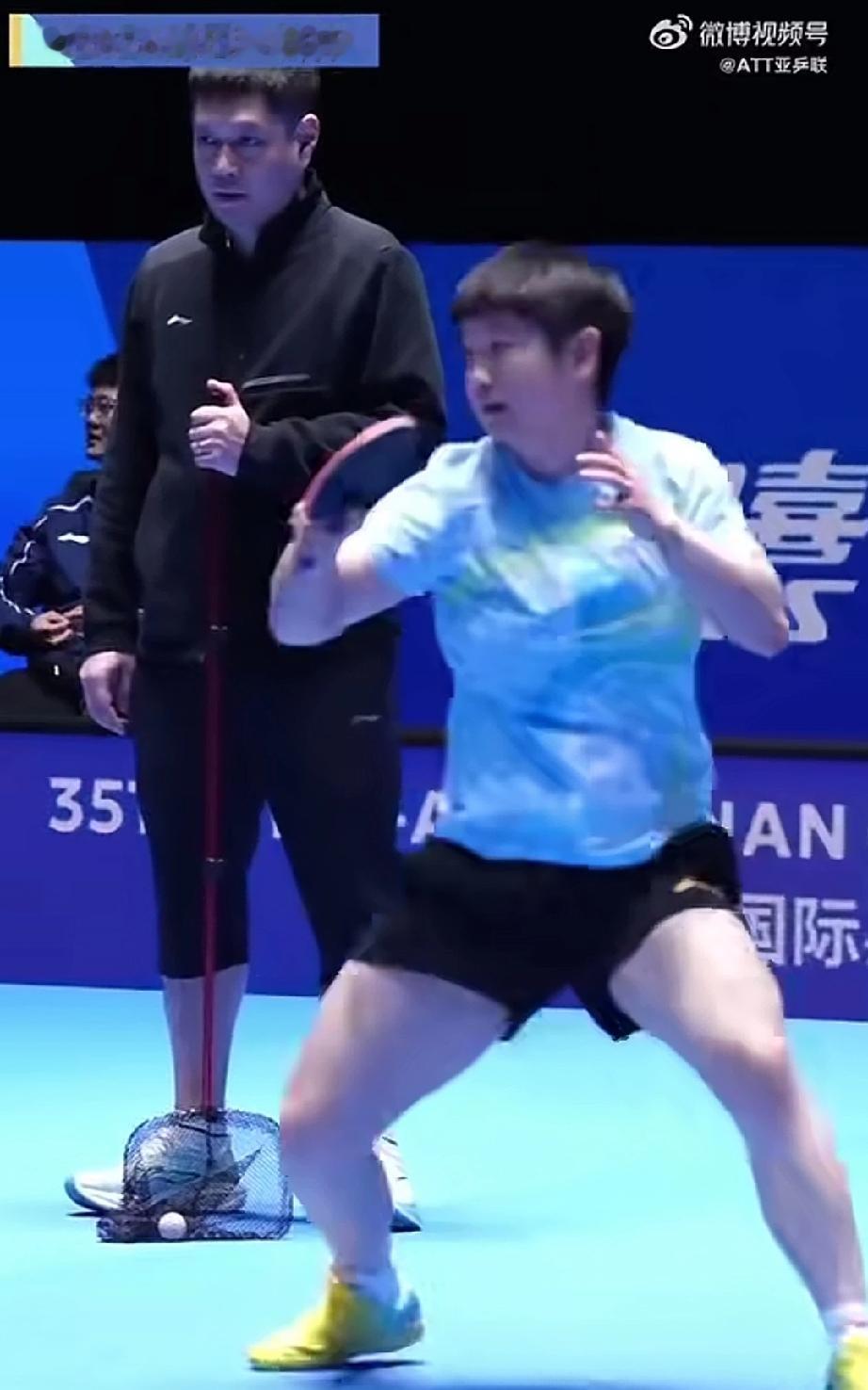 莎莎最新训练视频出炉。板板有力，步步生风。最明显的是教练coco一直站在莎莎