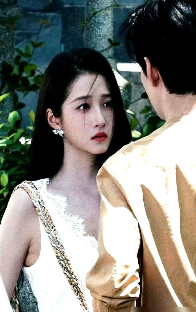 1米72，90斤。关晓彤这次是真下了狠心了。红毯上那件深V露背的ElieS