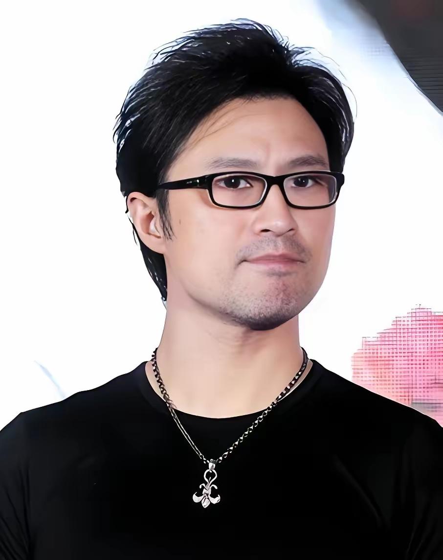 汪峰在节目后台接受专访时，说自己和章子怡的八年婚姻，过得就像熬了整整八年的高考。