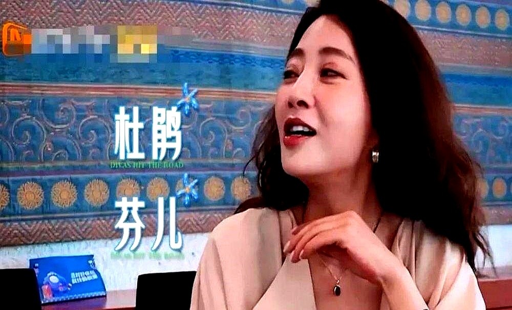 三年没进组拍戏，殷桃被人在马路牙子上撞见，正素着脸跟朋友撸串。她没戴口罩，手里攥着肉串笑得前仰后合。