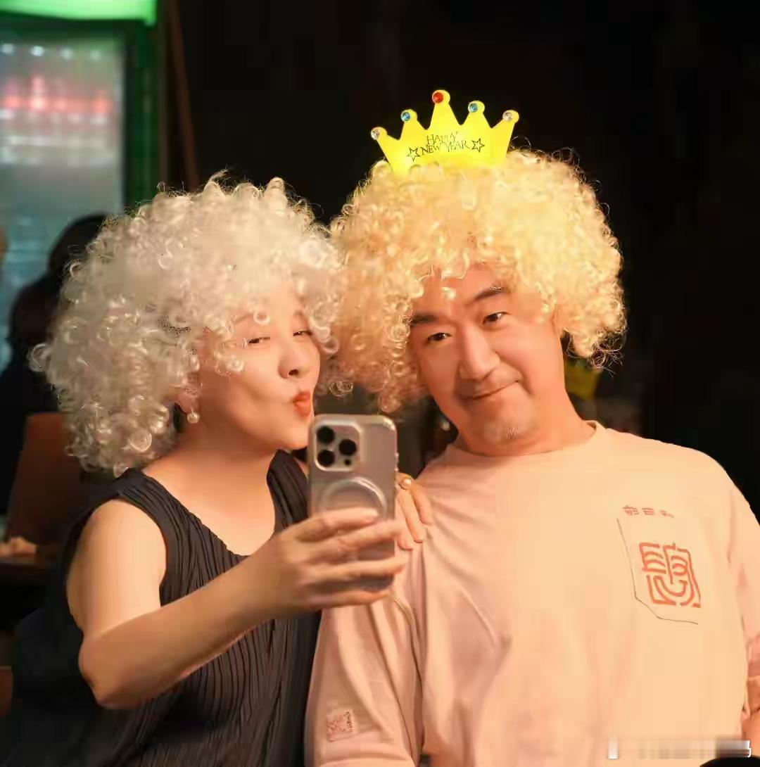 张国立带老婆参加聚会，夫妇俩戴假发搞怪自拍，67岁邓婕依旧优雅！​​​