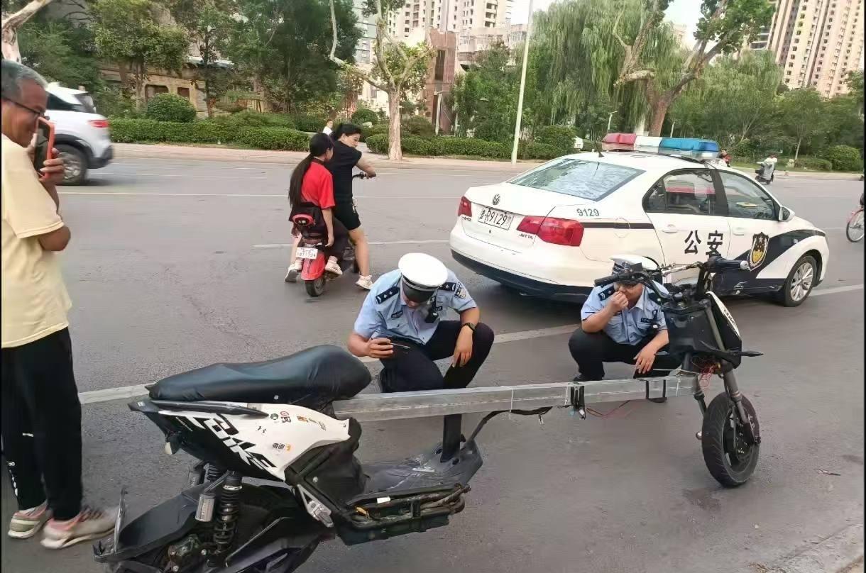 把电瓶车改成这样，警察叔叔都无语