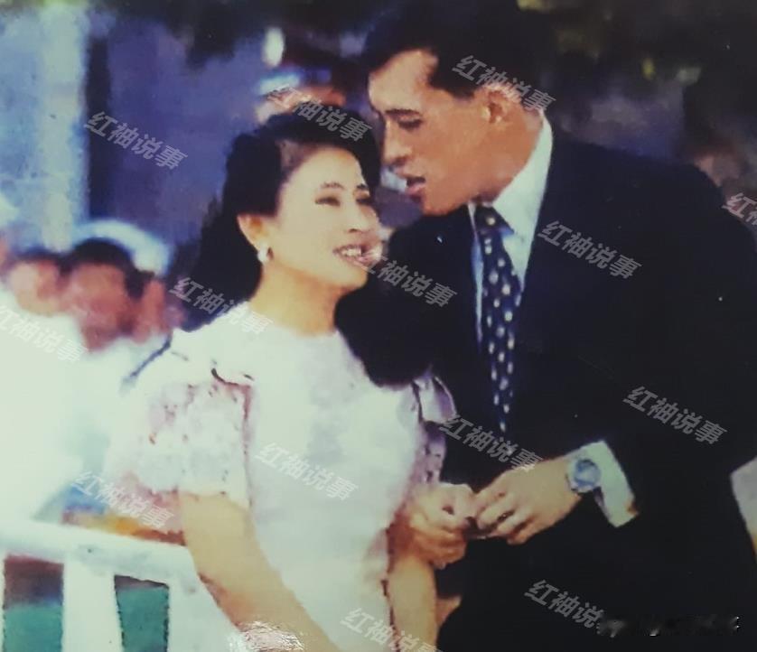 泰王老了，二妃子也老了。年轻时的他们很配，老了的他们也很配。不过泰王只喜欢年轻的