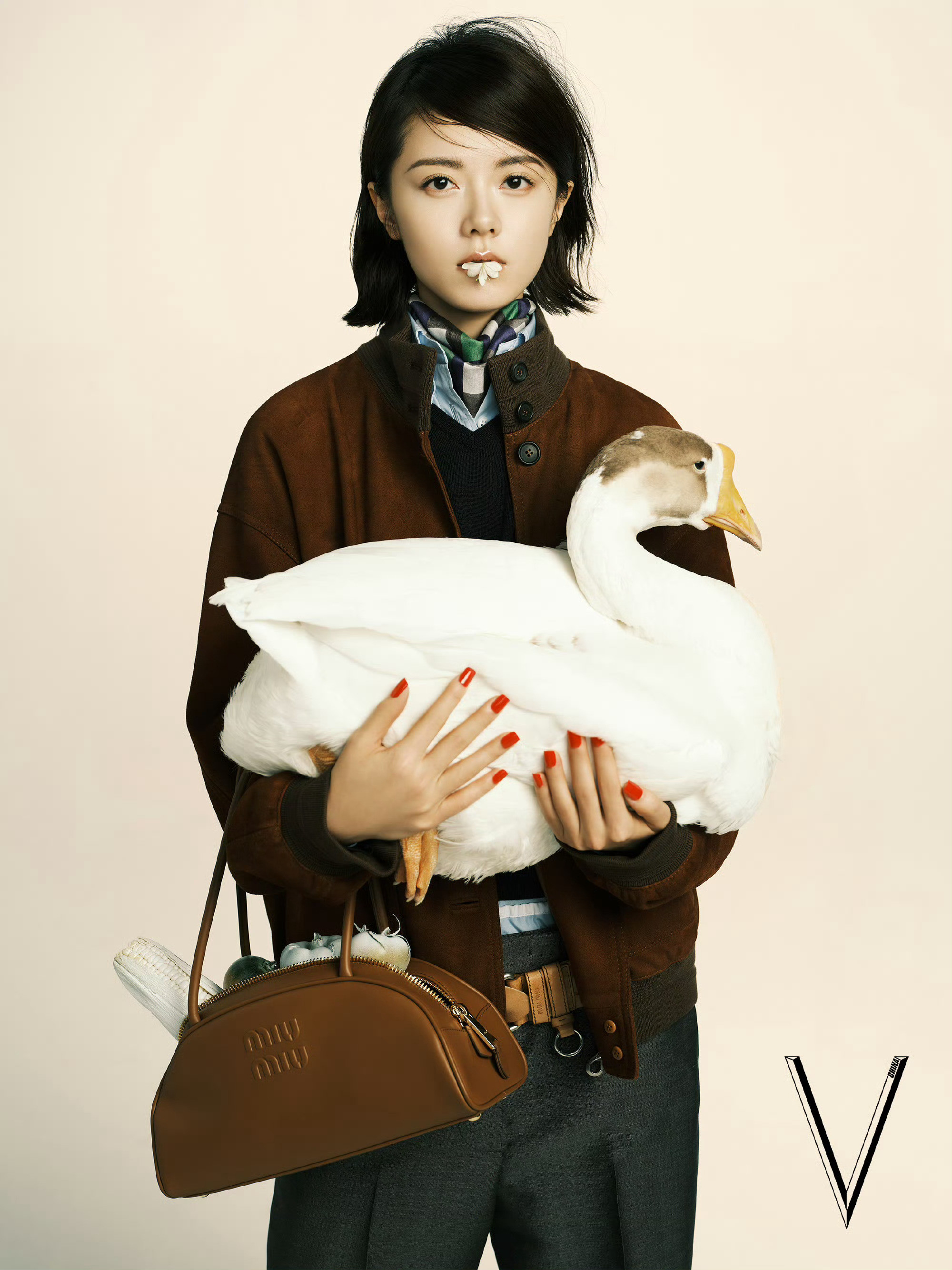 赵今麦V中文版二月刊，鬼马精灵，天真与叛逆，短发好适配，有点早期“菲”味了❗️