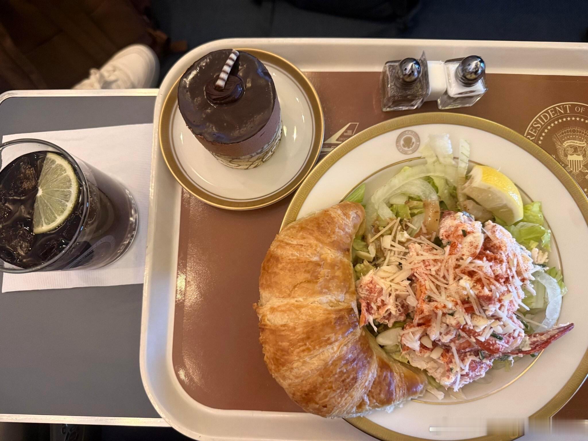 本次川普访华的总统专机，飞行了16小时，途中用餐3次。途中，随行记者晒出了总统