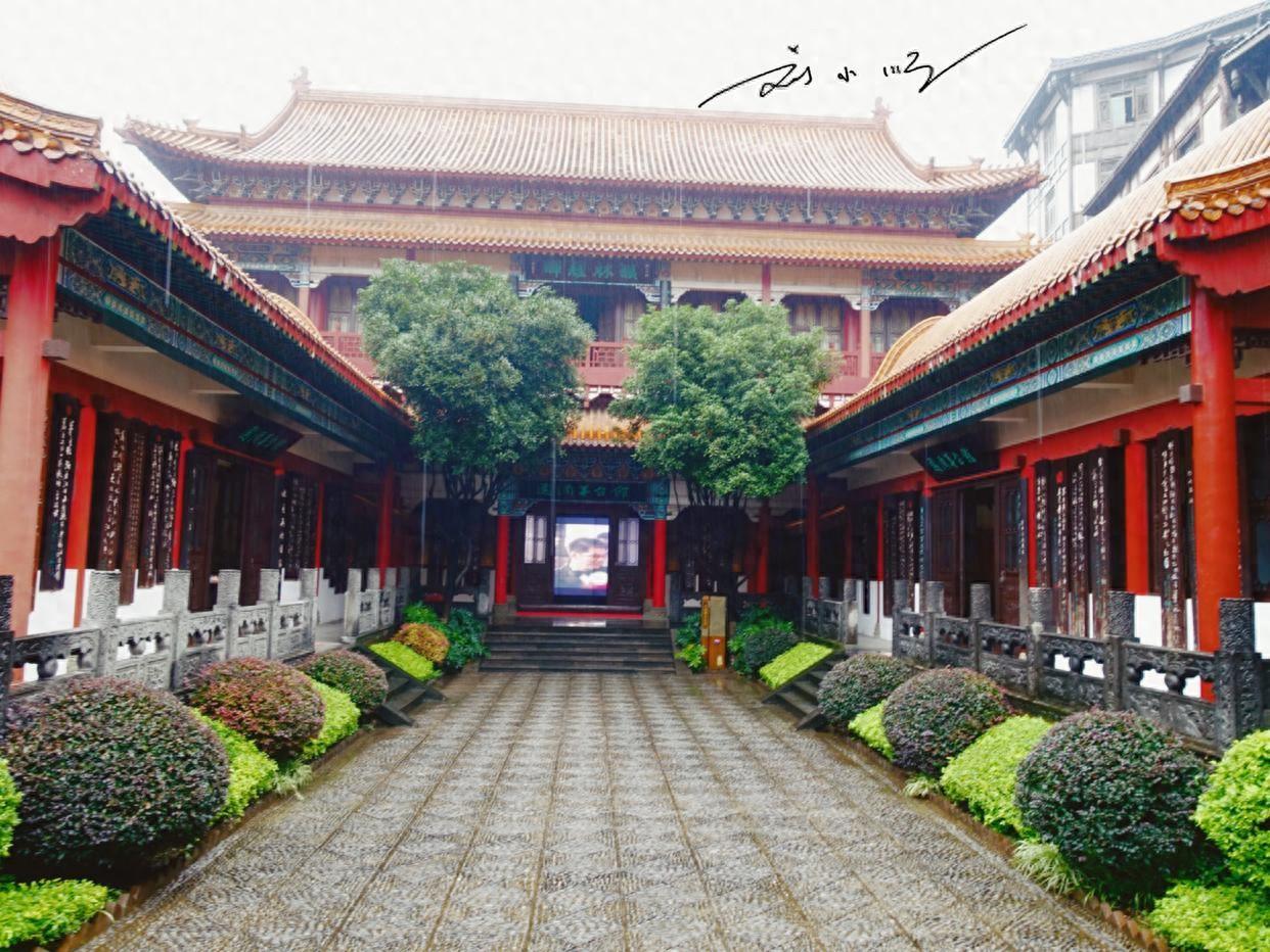 近期，贵州茅台镇凭借超高热度成为“网红旅游地”。作为“中国第一酒镇”、“酱酒圣地