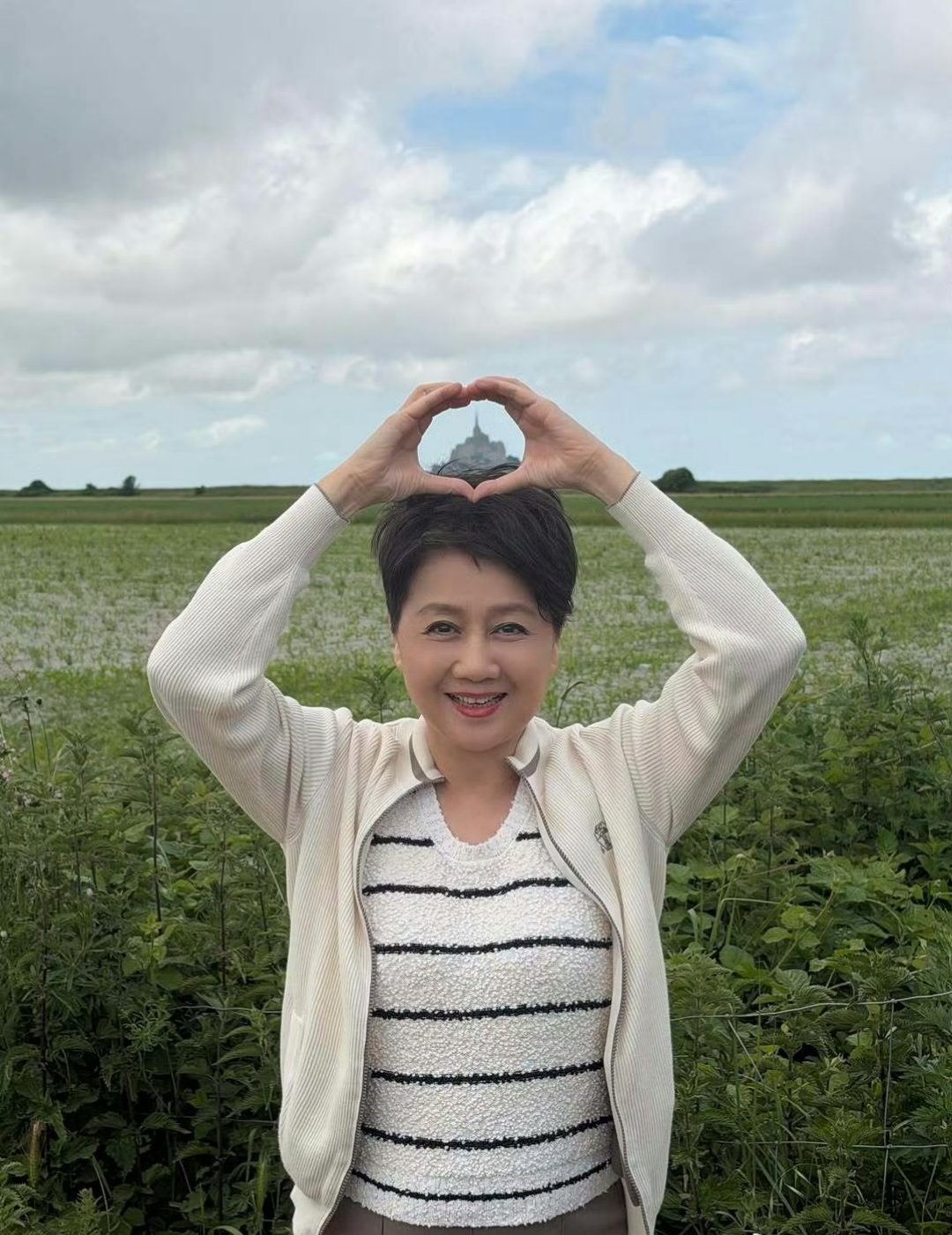 不愧是四太梁安琪！法国婚礼一身素雅白裙配珍珠，穿搭端庄大气，分寸感拉满...