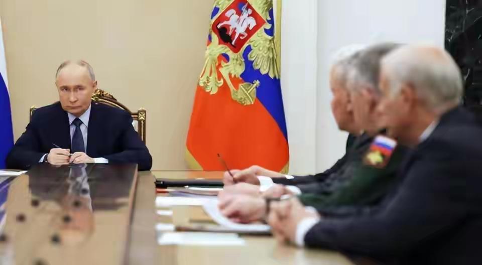 坚定地做观战者，不做参战者。在全球大乱局的背景下，俄罗斯这一认怂，明智到极点。一