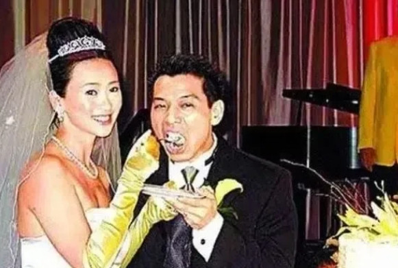 2005年，翁虹得知丈夫伍伟杰不忠后，便飞去美国找他，没想到，她连丈夫的面都没见