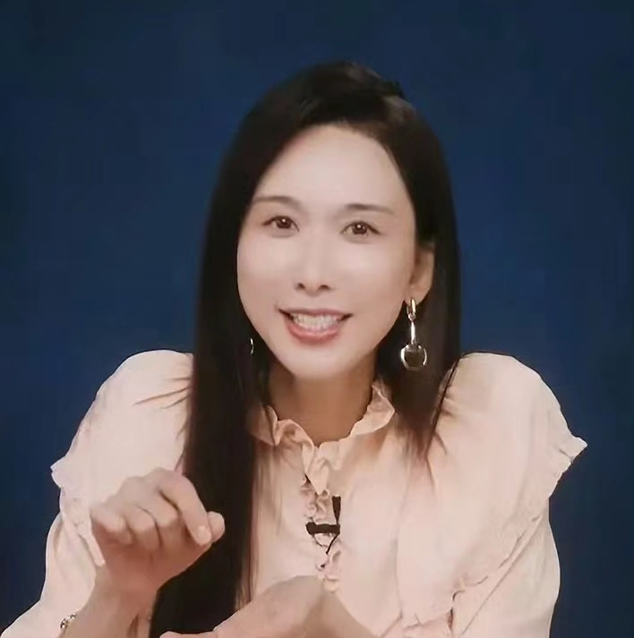 “不老女神”也老了，51岁的林志玲已经不适合再发嗲卖萌了，刷到她最新VOGUE十月专访视频，变化好大