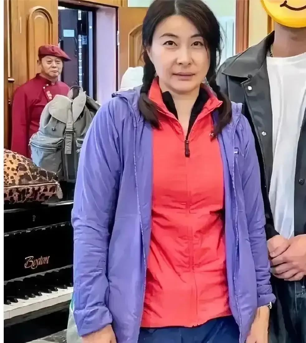 郭晶晶出门又被拍，白T+黑裤+帆布包，全身目测不过百。网友炸锅：这姐是真·豪门，