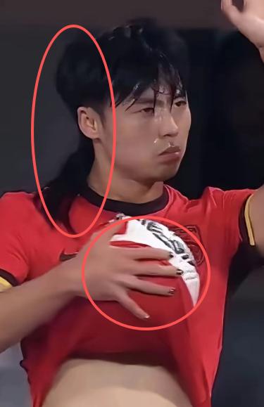 国足球员身上纹身忍了，有大肚腩也忍了，留长头发还忍了，可你堂堂国足球员居然做美甲