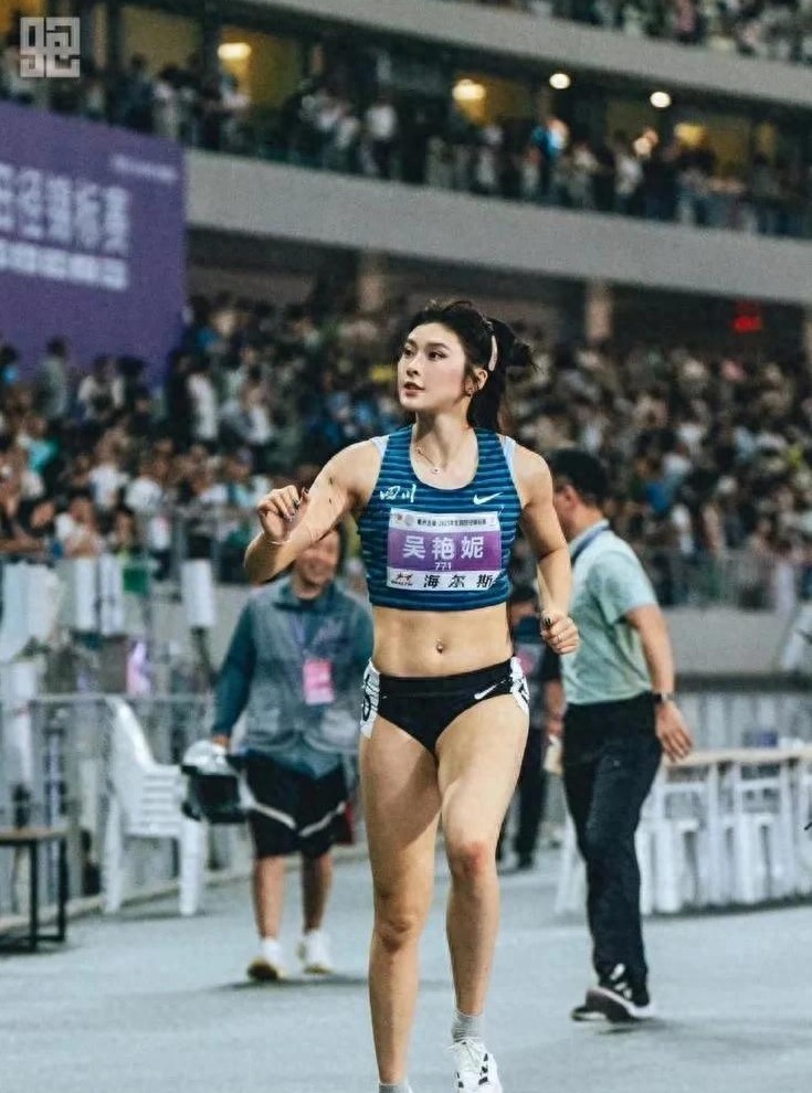 吴艳妮最新造型曝光！穿吊带+露纹身现场唱歌太甜美，网友：腿太粗