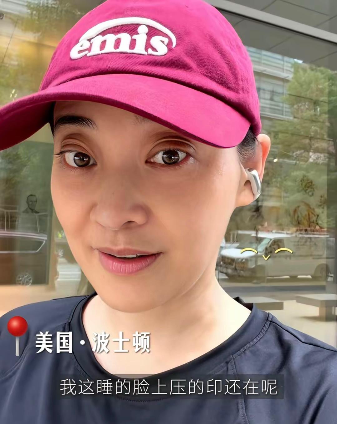 梅婷分享了自己在美国波士顿跑步的视频，画面里梅婷和老公一大早就在马路上跑步，两个