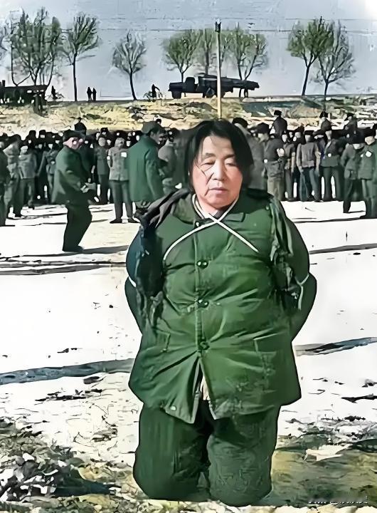 1980年2月8日，哈尔滨工人体育馆挤满了五千多人。大门推开，两名法警押着一个头