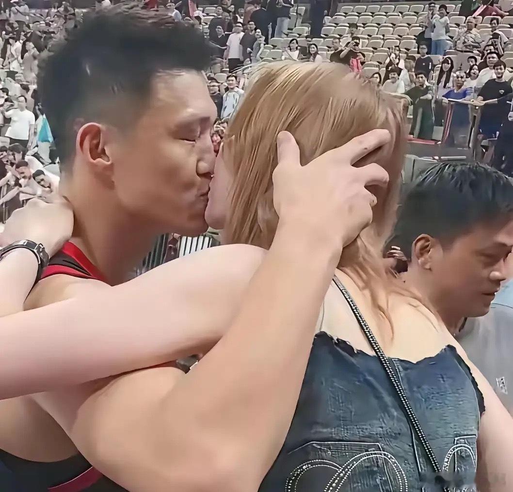 周鹏之吻当今中国男篮著名球员周鹏，在篮球上的辉煌与成就无人置疑。