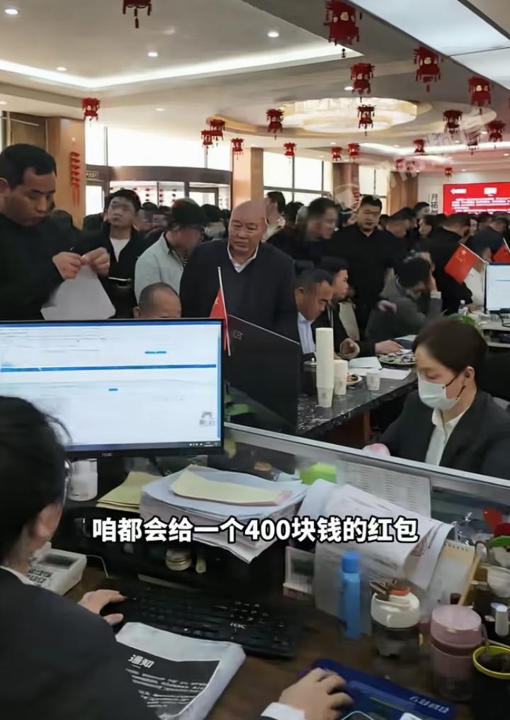 2月22日，河南矿山开工第一天，大厅被客户挤得水泄不通，堪比春运现场。去年首日签