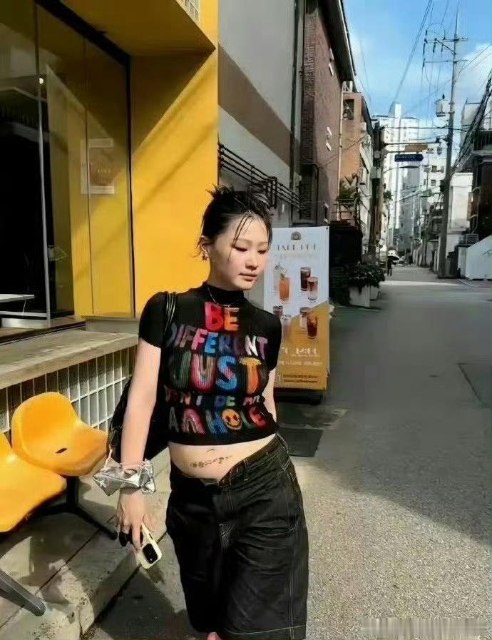 可能是我太保守了，我接受不了金靖不系扣子，晒孕肚的行为….