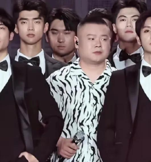 说岳云鹏演唱会中表现是牵线木偶？我不这样认为，提示器在舞台表演里是辅助工具，郭