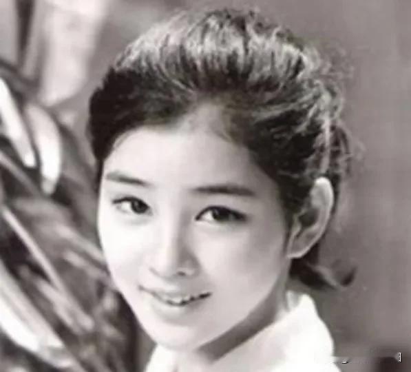 1912年洞房之夜，郭沫若见发妻太丑，拒绝同房，就在他转身要走时，发妻拉住他苦苦