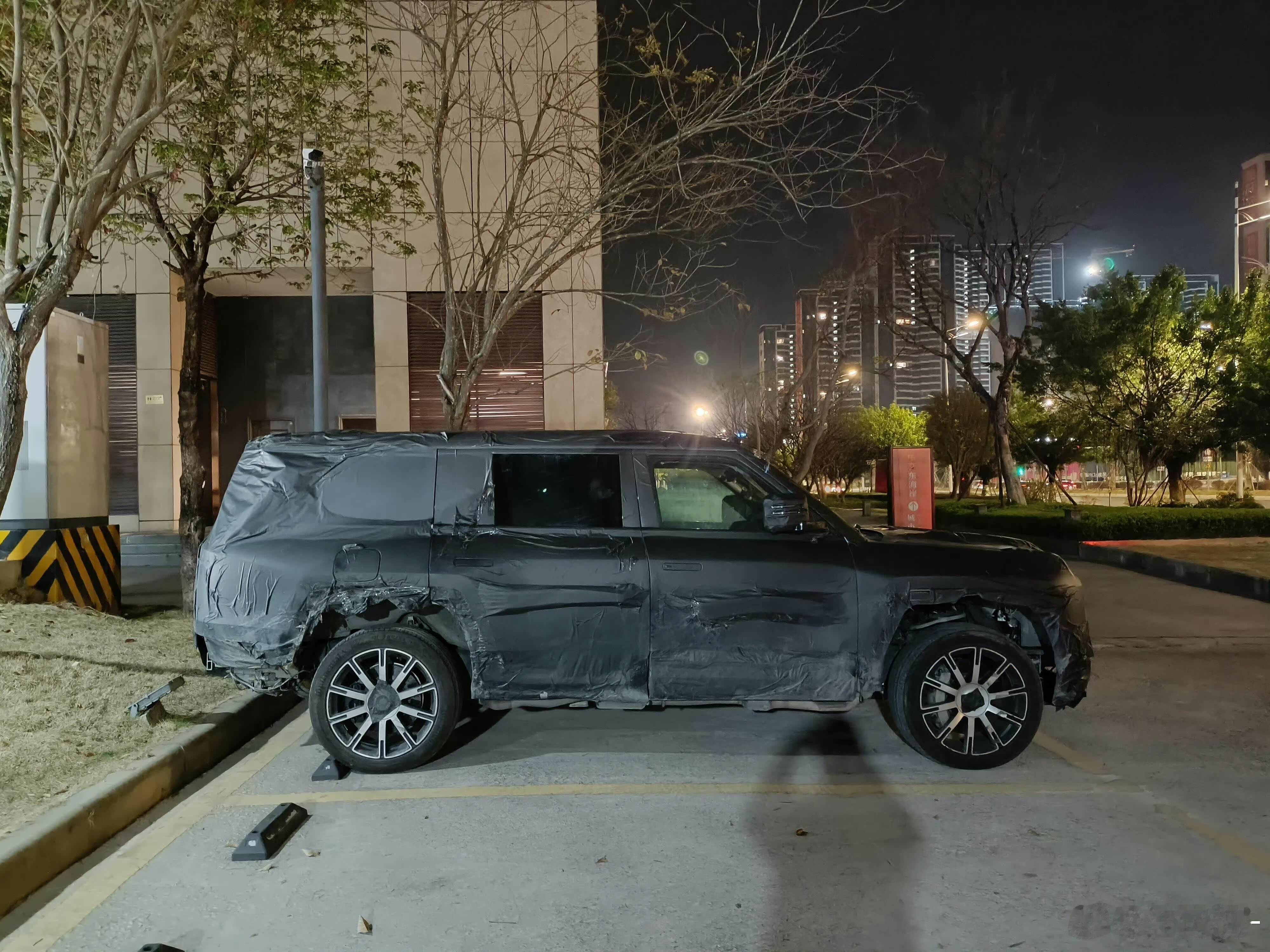 仰望U8加长版测试车谍照其实仰望U8这车确实应该出一个加长版的，它的豪华版对外的