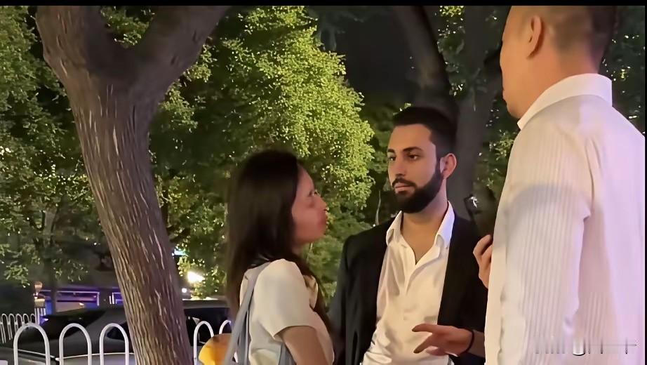 傍晚的公园树林里，几名外国人主动与东方美女搭讪，这位美女十分大方的与其交谈，也不