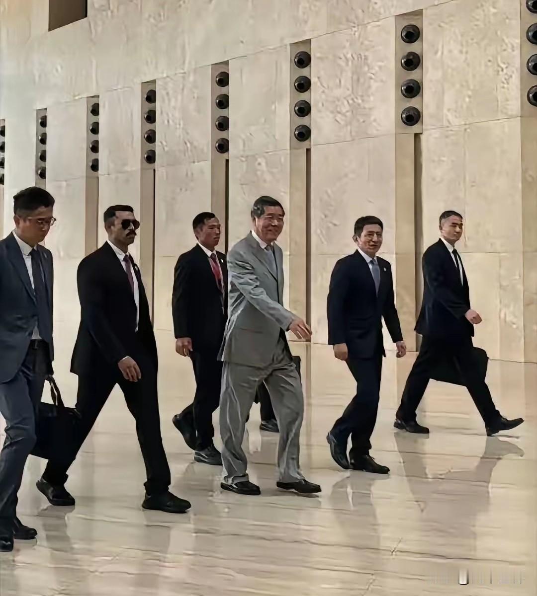 美国的高官委屈的说,我们参与谈判的人里面有一个人脾气很大,态度也很坚决,感觉在训