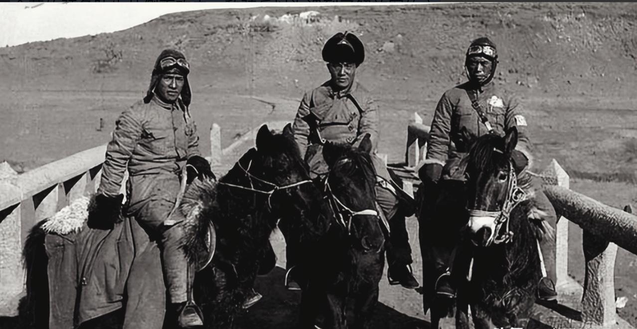 1944年，侦察员跑来报告：“有骑兵！”团长镇定问多少，对方结巴：“1……1个师