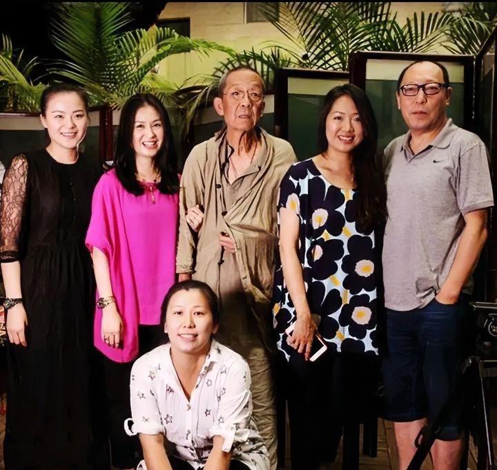 右一的是老戏骨倪大红，左边五位都很眼熟，就是叫不出名字，尤其右二这位美女，她曾演