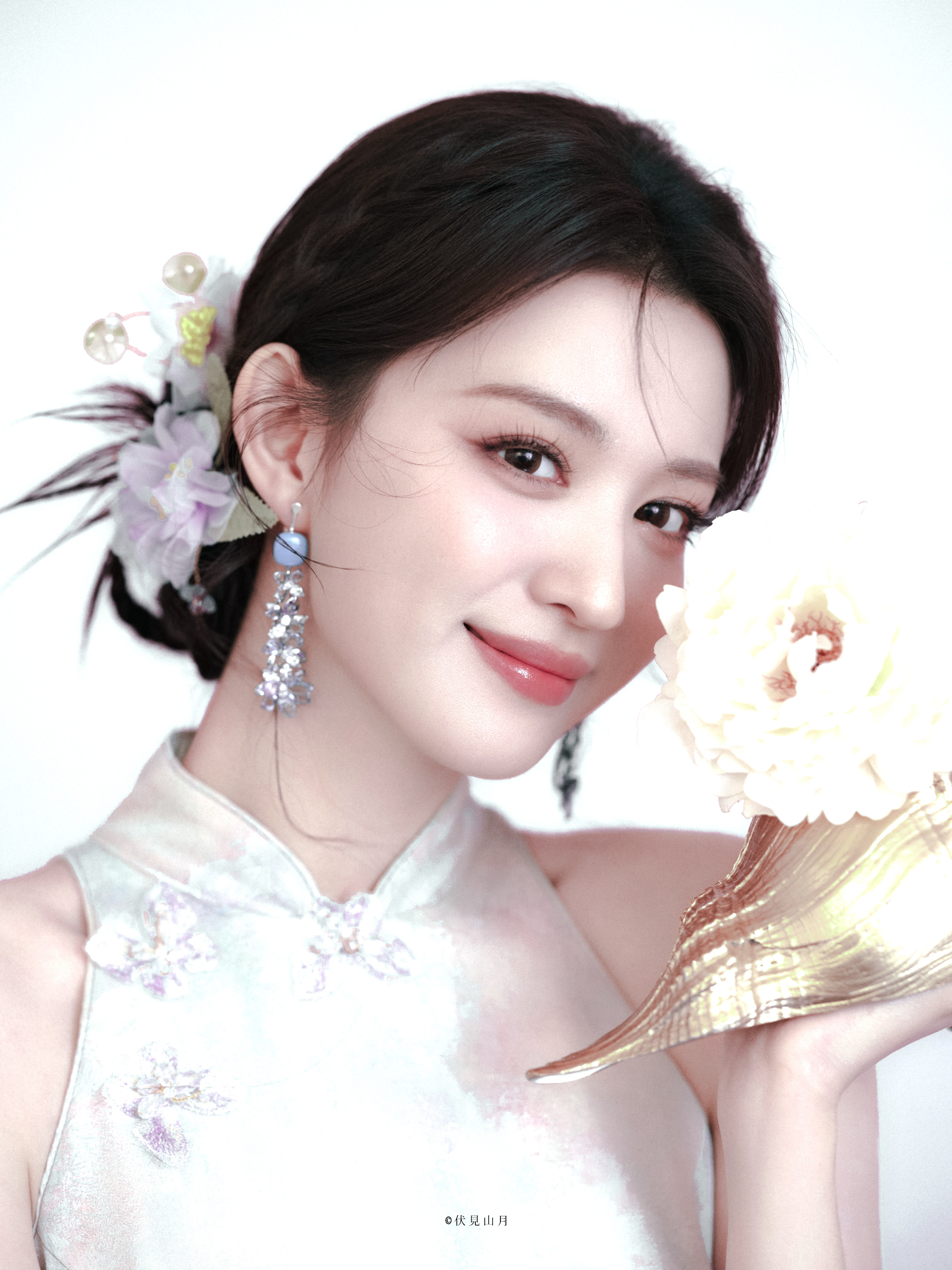 王楚然好有韵味的东方美人旗袍仿佛是为王楚然量身打造，举手投足皆是风情。温润雅致的
