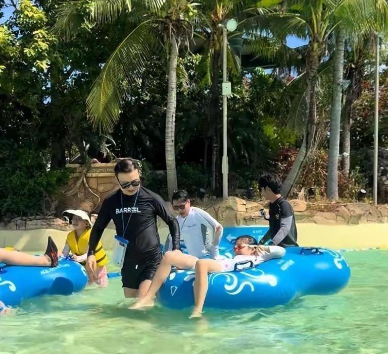 54岁汪峰带女儿三亚度假，已有谢顶迹象。54岁汪峰带女儿醒醒三亚度假，近照发量稀