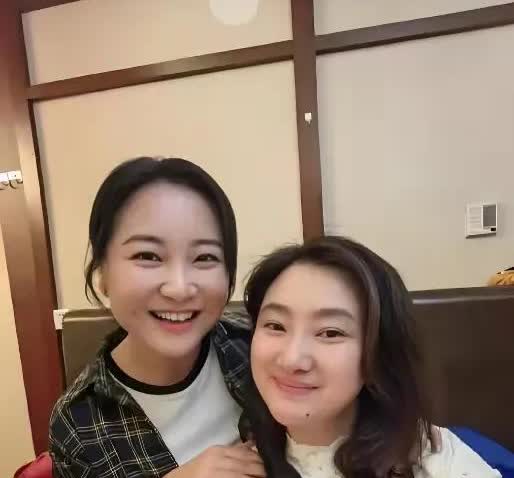 冯巩过67大寿，徒弟贾玲罕见现身，穿格子衫，搂着师父笑的好甜！