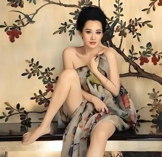 圈里公认，论女人味，许晴是长在骨子里的。已经56岁的她，一组露腹大片一出来，直接