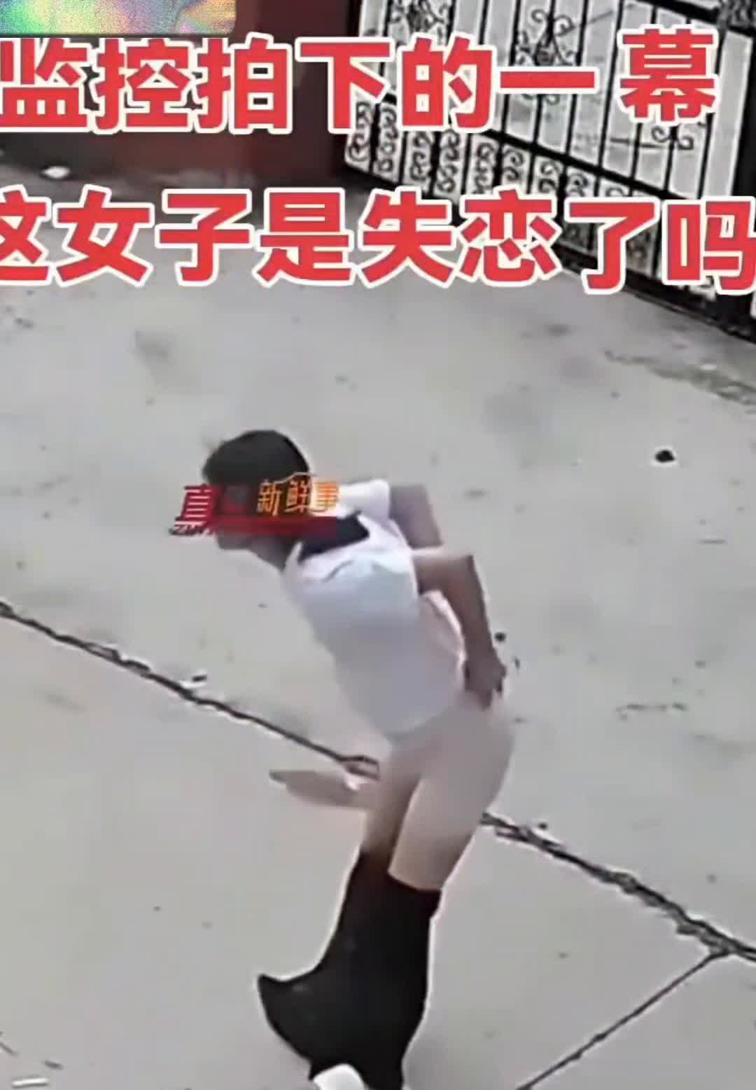监控拍下的一幕，这女子是失恋了吗？如果这个男的不跑快点会怎么样？