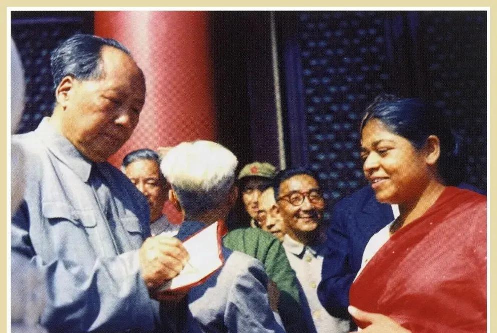 1966年10月1日，毛主席在天安门广场上为巴基斯坦客人在毛主席语录上签字，能够