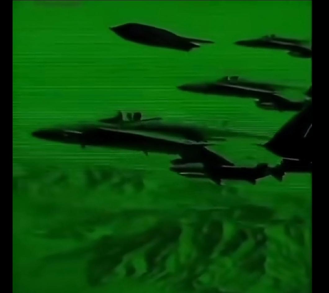 对伊朗的灭国大轰炸开始了，美军外星人科技制造的B2轰炸机参战了，美军3大杀器