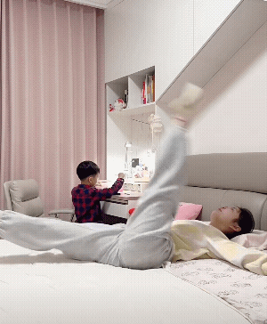 这个女孩的双脚，竟然比我的双手還灵活！[捂脸哭]