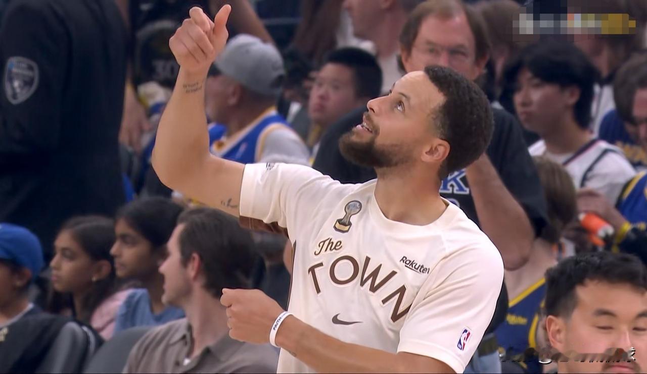 勇士巨星库里终于体验了一把躺赢的感觉！在今天勇士主场以136：116大胜黄蜂的比