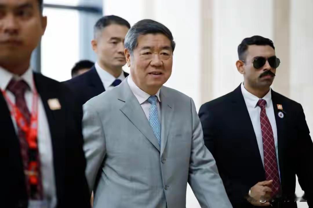 中美吉隆坡谈判:各让一步一天谈了两场,双方都没有公开说结果。外界认为,这场谈