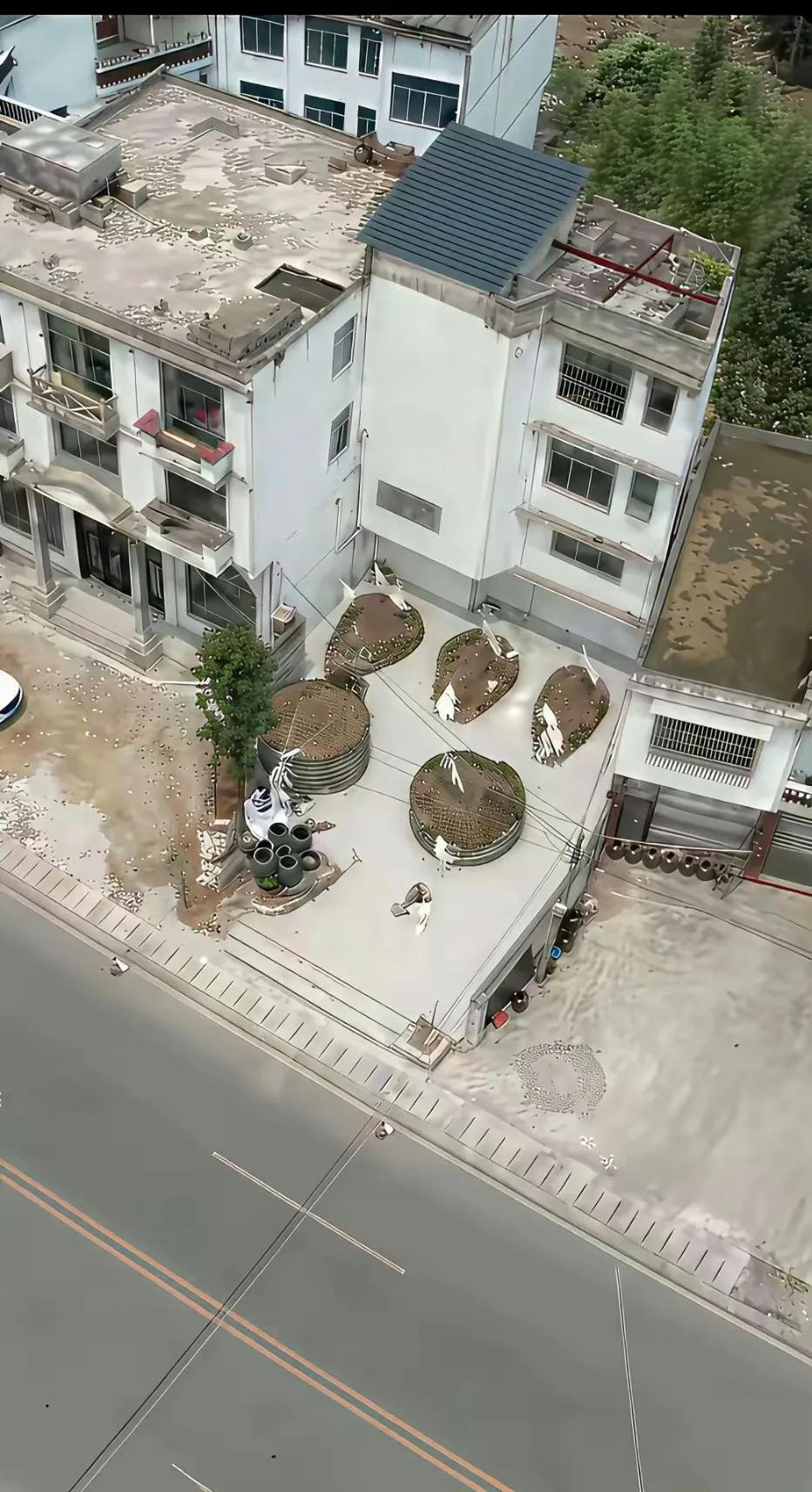 不得不说，一个敢建，一个敢住，不害怕吗[捂脸哭][捂脸哭]