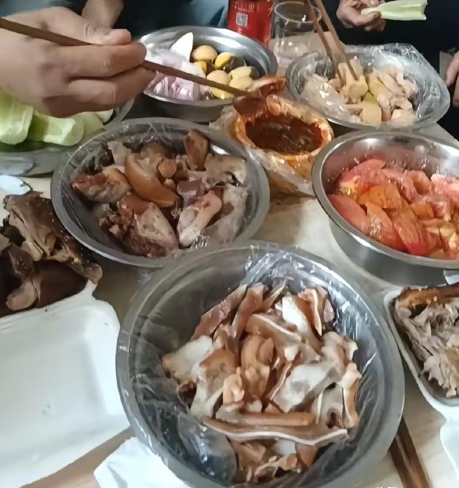 再也不走这家亲戚了😯中午不开火，卤菜凉菜摆满桌，连碗热汤都懒得煮，全