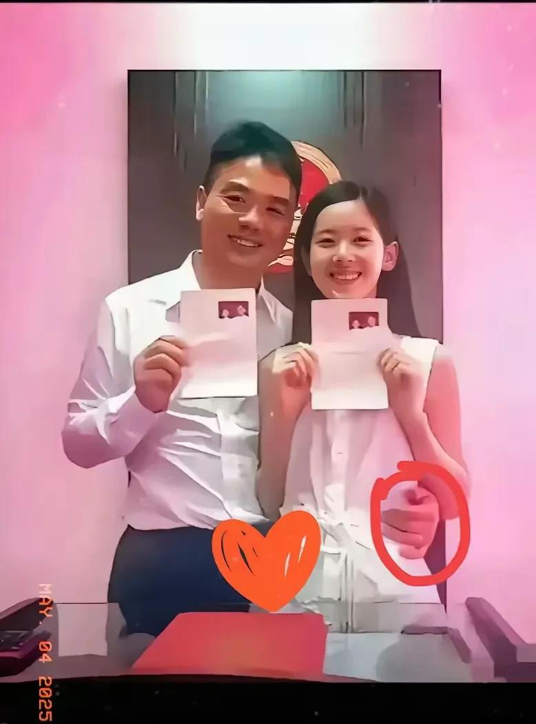 看看这照片，刘强东和章泽天结婚后拍的。一个41岁，看着跟老农民似的；一个快22岁